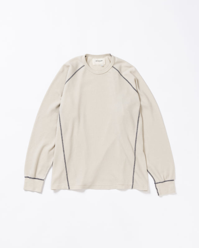 本体とは異なるカラーのステッチを配色としてデザインした中肉のベージュ色のワッフルロンT