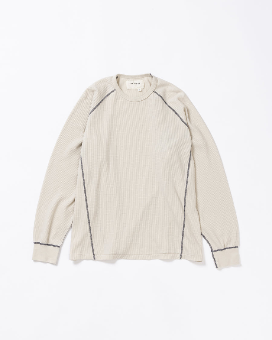 本体とは異なるカラーのステッチを配色としてデザインした中肉のベージュ色のワッフルロンT