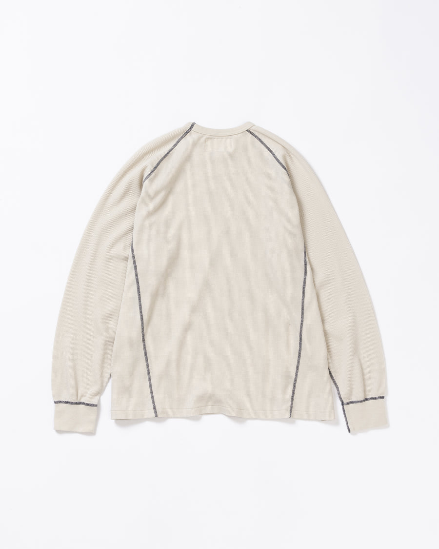 本体とは異なるカラーのステッチを配色としてデザインした中肉のベージュ色のワッフルロンT