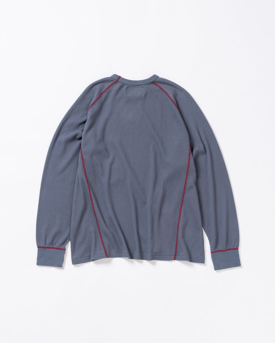 本体とは異なるカラーのステッチを配色としてデザインした中肉のブルーグレイ色のワッフルロンT