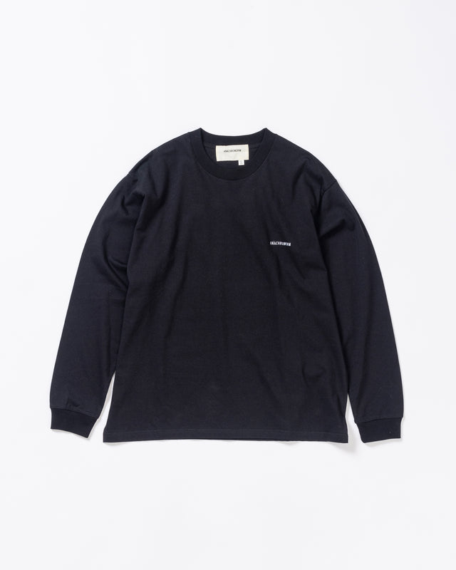左胸にANACHRONORMのミニ刺繍が入っているベーシックな黒色のロングスリーブTシャツ