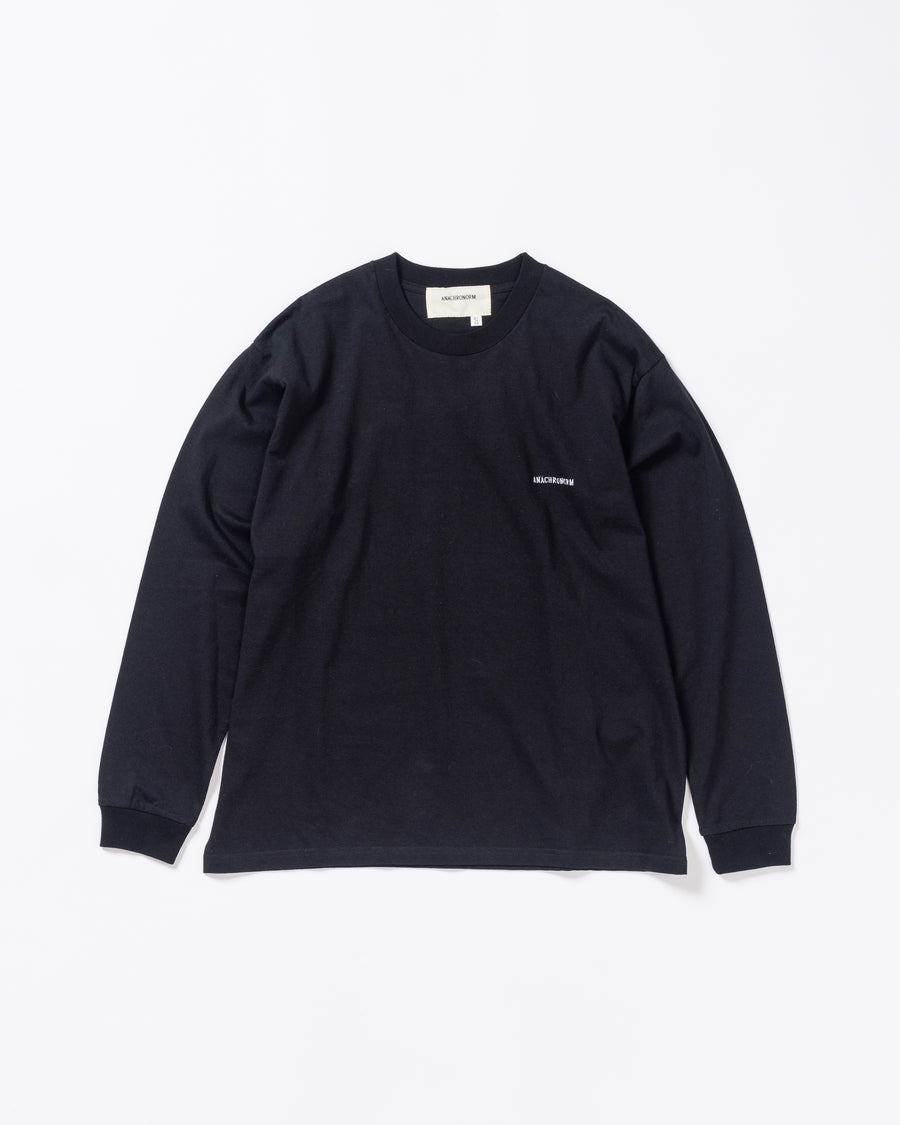 左胸にANACHRONORMのミニ刺繍が入っているベーシックな黒色のロングスリーブTシャツ