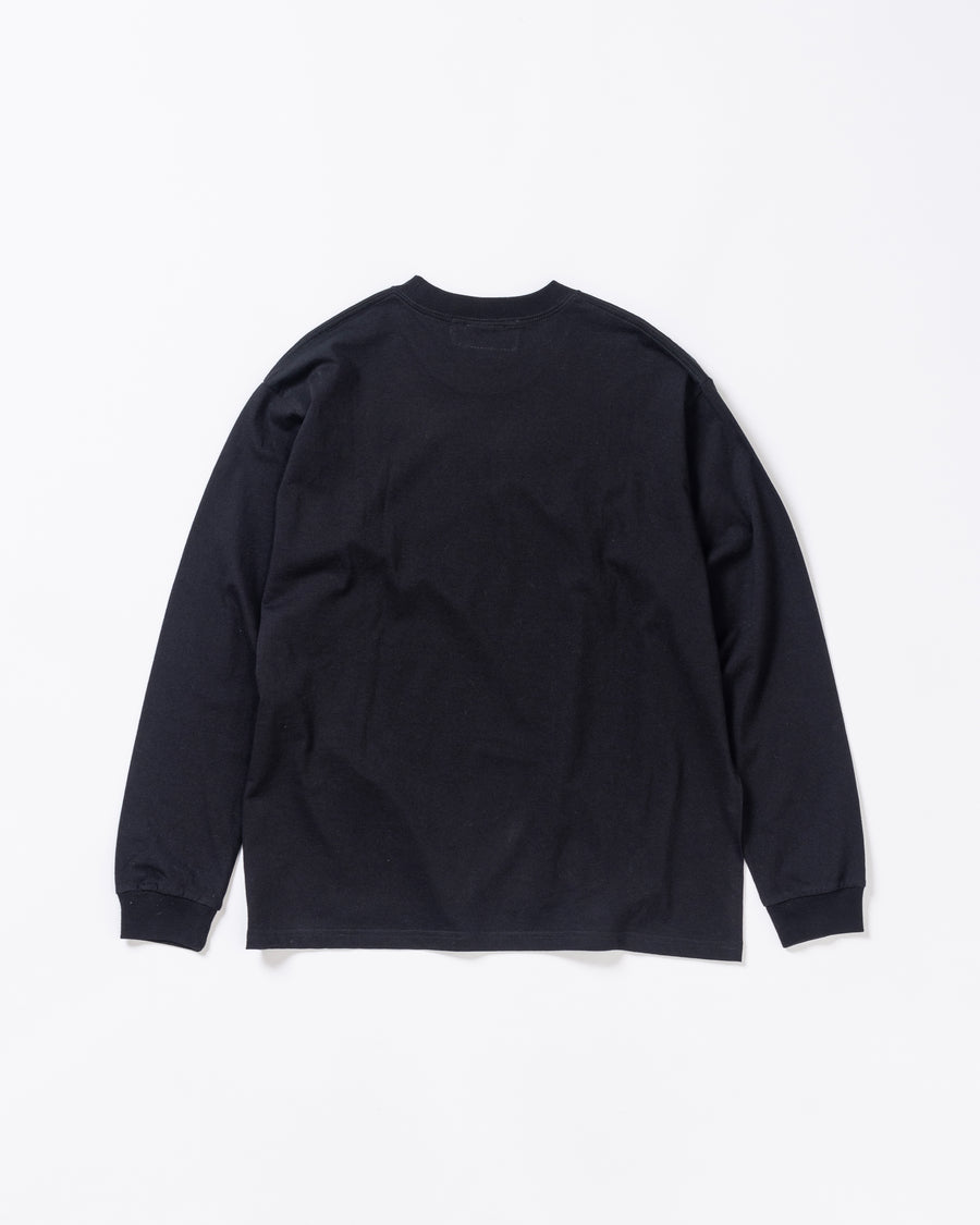 左胸にANACHRONORMのミニ刺繍が入っているベーシックな黒色のロングスリーブTシャツ