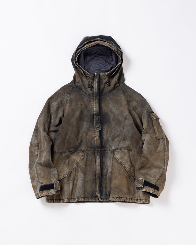 U.S. ARMYのフィールドジャケットをベースに再構築したパーカー。
中綿キルティングを採用し、重すぎず長いシーズン着用可能。
表地はパラフィンコーティングによる軽い撥水性を備えています。
20/リップストップ生地は裂けにくく、マットでしなやかな質感が特徴。
硫化染め後、水を一切使わないサステナブルブリーチを施した特別加工。
独特の風合いと環境配慮を両立した一着です。
A refined take on the U.S. Army field jacket silhouette.
Medium-weight quilted padding offers seasonal versatility without excess bulk.
The paraffin-coated shell provides light water repellency.
Crafted from durable 20/ripstop with a matte, supple texture.
Finished with sulfide dye and a fully water-free sustainable bleachi