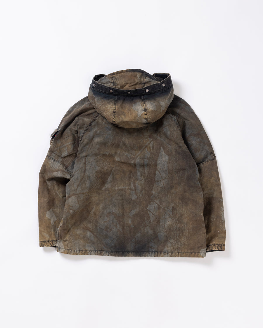 U.S. ARMYのフィールドジャケットをベースに再構築したパーカー。
中綿キルティングを採用し、重すぎず長いシーズン着用可能。
表地はパラフィンコーティングによる軽い撥水性を備えています。
20/リップストップ生地は裂けにくく、マットでしなやかな質感が特徴。
硫化染め後、水を一切使わないサステナブルブリーチを施した特別加工。
独特の風合いと環境配慮を両立した一着です。
A refined take on the U.S. Army field jacket silhouette.
Medium-weight quilted padding offers seasonal versatility without excess bulk.
The paraffin-coated shell provides light water repellency.
Crafted from durable 20/ripstop with a matte, supple texture.
Finished with sulfide dye and a fully water-free sustainable bleachi