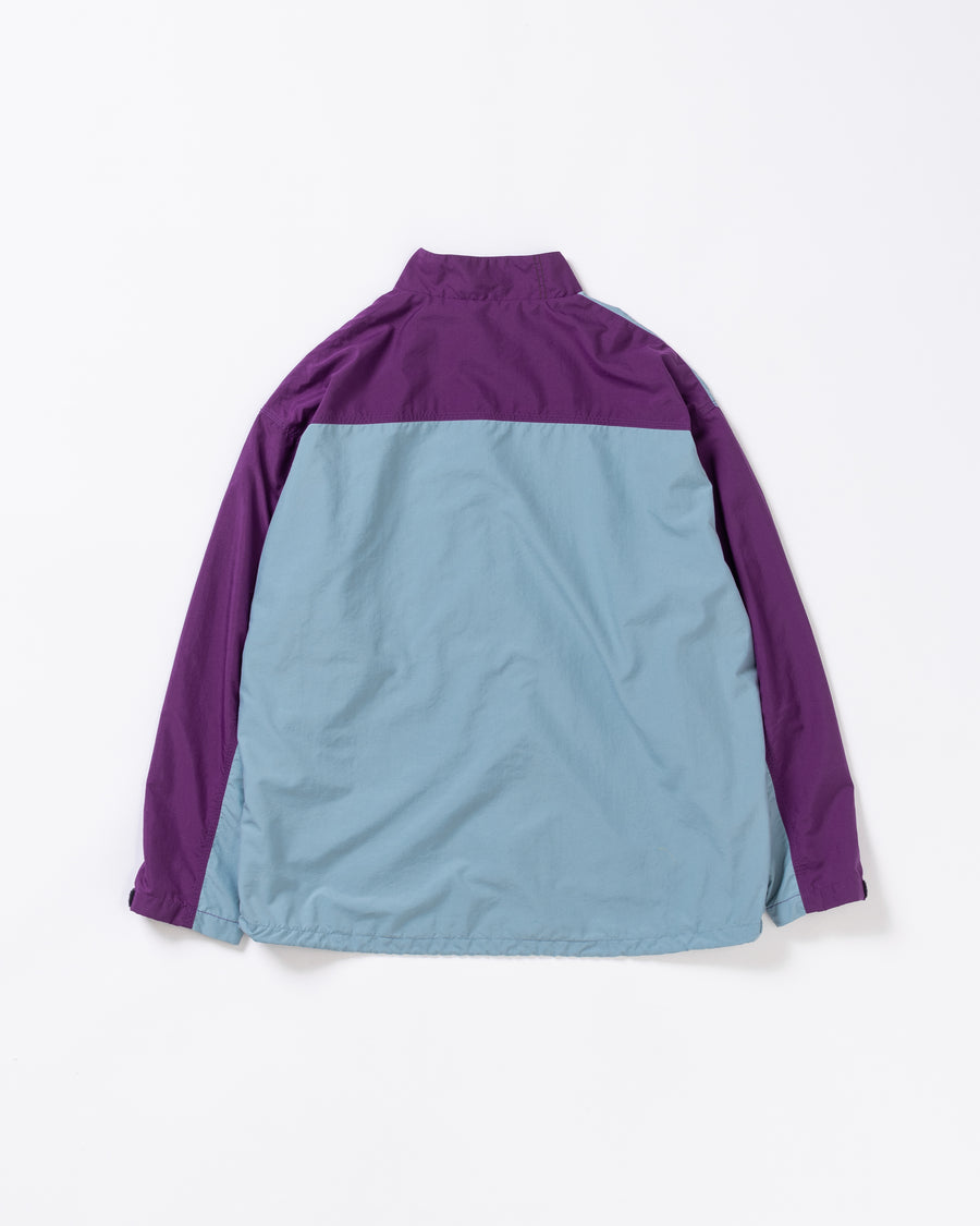 総裏メッシュのウィンドブレーカー。
90年代の某アウトドアブランドからイメージし、ブルーとパープルの配色のデザインが特徴です。
