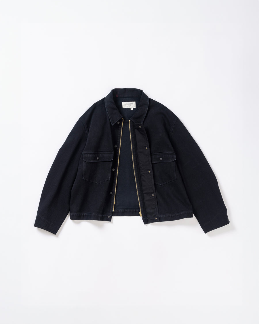 ヘビーピケワークジャケットは、上質で肉厚なピケ素材を使用し、無骨さときれいな落ち感を兼ね備えた一着です。13オンスの先染め硫化ピケは重厚感と柔らかさが特徴で、着用を重ねることで硫化染料ならではの味わい深い経年変化が生まれます。加工はワンウォッシュ仕上げです。
The Heavy Pique Work Jacket is made from premium, heavyweight pique fabric that blends rugged character with a clean, refined drape. The 13oz pre-dyed sulfide pique offers both substantial weight and softness, gradually developing a rich patina with wear. The jacket is finished with a one-wash treatment.