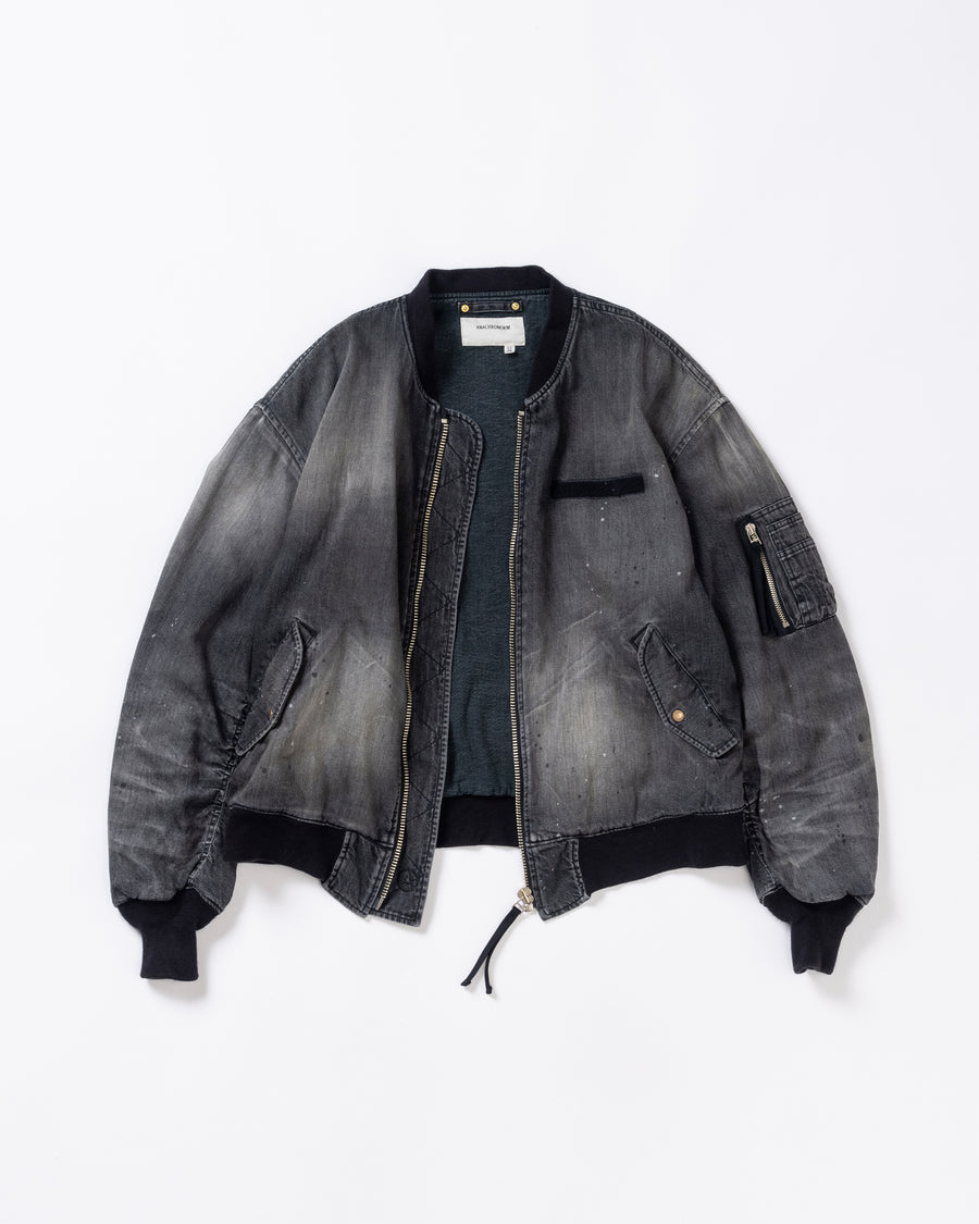 【 商品名：エイジングデュアルデニムMA-1 】

本製品は、ブランドのメイン素材であるデニムを使用し、ディティールを忠実に再現しながらシルエットを整えたブラックカラーのMA-1ジャケットです。中綿は入っていませんが、ライトオンスデニムを採用し、二重縫製によって柔らかく程よい肉感のある着心地に仕上げています。生地にはムラ糸を使用した8ozデニムを採用しており、シャープなムラ形状と粗野な風合いがより一層ヴィンテージ感を引き立てます。さらに加工には、全体にリアルなアタリ感を与えるエイジング加工を施し、深みのある表情を持たせています。