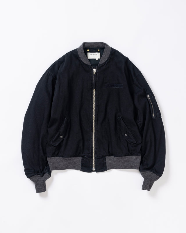 【 商品名：デュアルデニムMA-1 】

本製品は、ブランドのメイン素材であるデニムを使用し、ディティールを忠実に再現しながらシルエットを整えたブラックカラーのMA-1ジャケットです。中綿は入っていませんが、ライトオンスのデニムを採用し、二重縫製によって柔らかさと程よい肉感を両立した着心地の良い一着に仕上げています。生地にはムラ糸を使用した8ozデニムを採用しており、シャープなムラ形状と粗野な風合いが、より一層ヴィンテージ感を引き立てます。また、加工にはワンウォッシュを施し、自然な風合いを持たせています。