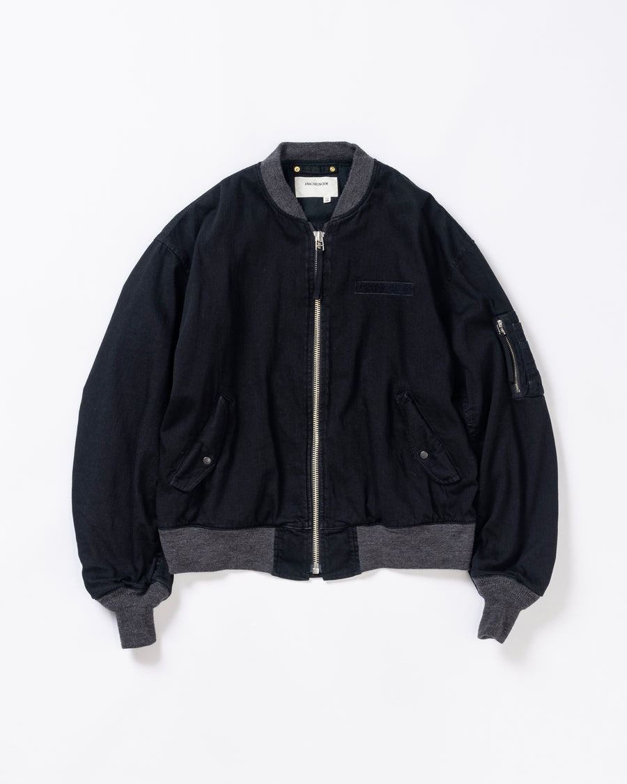 【 商品名：デュアルデニムMA-1 】

本製品は、ブランドのメイン素材であるデニムを使用し、ディティールを忠実に再現しながらシルエットを整えたブラックカラーのMA-1ジャケットです。中綿は入っていませんが、ライトオンスのデニムを採用し、二重縫製によって柔らかさと程よい肉感を両立した着心地の良い一着に仕上げています。生地にはムラ糸を使用した8ozデニムを採用しており、シャープなムラ形状と粗野な風合いが、より一層ヴィンテージ感を引き立てます。また、加工にはワンウォッシュを施し、自然な風合いを持たせています。