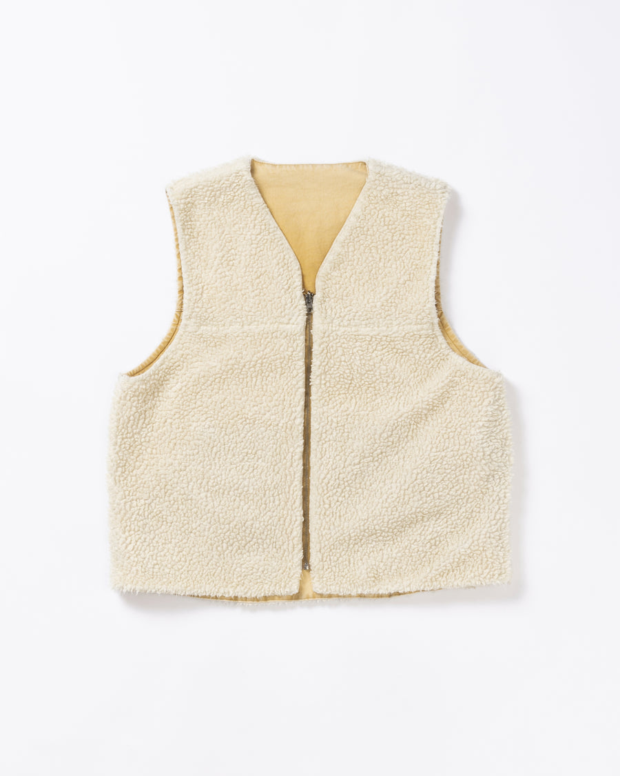 ■リバーシブルで着用が可能なダック×ボアのワークベスト。
カラーはイエロー。
某ワークブランドよりも生地の重量が軽量なのでストレスの少ないライトな着用感も魅力的です。

■表地 : 11号帆布生地
頒布の中で最も薄手の11号を使用しており、強度・耐久性に優れ、着用を重ねるごとにアタリなどの経年変化を感じられる素材です。
■裏地 : シープボア
毛足がありながら、ざらつきが少ないソフトなボア生地です。

■加工 : 特殊エイジング加工/サンフェードダメージ加工
水や薬品の使用量を軽減させながら生地の凹凸部分のアタリを強調させ、同時に脱色させる特殊加工です。
さらにダメージ加工を施しております。