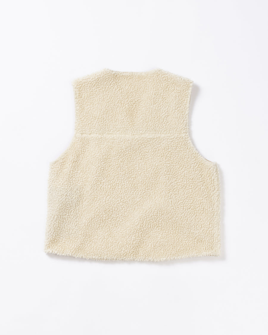 ■リバーシブルで着用が可能なダック×ボアのワークベスト。
カラーはイエロー。
某ワークブランドよりも生地の重量が軽量なのでストレスの少ないライトな着用感も魅力的です。

■表地 : 11号帆布生地
頒布の中で最も薄手の11号を使用しており、強度・耐久性に優れ、着用を重ねるごとにアタリなどの経年変化を感じられる素材です。
■裏地 : シープボア
毛足がありながら、ざらつきが少ないソフトなボア生地です。

■加工 : 特殊エイジング加工/サンフェードダメージ加工
水や薬品の使用量を軽減させながら生地の凹凸部分のアタリを強調させ、同時に脱色させる特殊加工です。
さらにダメージ加工を施しております。