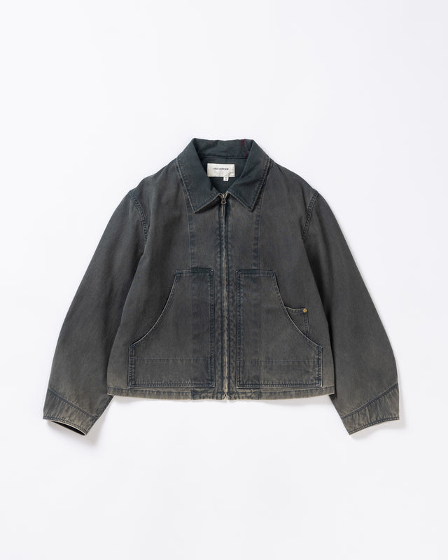 【 商品名：デトロイトダックジャケット 】

本製品は、ゆとりのある身幅とややクロップド丈のシルエットにより、インナーアイテムとのレイヤードを楽しめるようサイズ設計されたブラックカラーのジャケットです。生地には頒布の中でも最も薄手の11号帆布生地を使用しており、強度・耐久性に優れるとともに、着用を重ねるごとにアタリなどの経年変化を味わえる素材が特徴です。また、水や薬品の使用量を抑えながら生地の凹凸部分のアタリを強調し、同時に自然な脱色感を与える特殊エイジング加工を施しています。なお、タンブラー乾燥を行っているため、寸法に多少の誤差が生じる場合がございます。