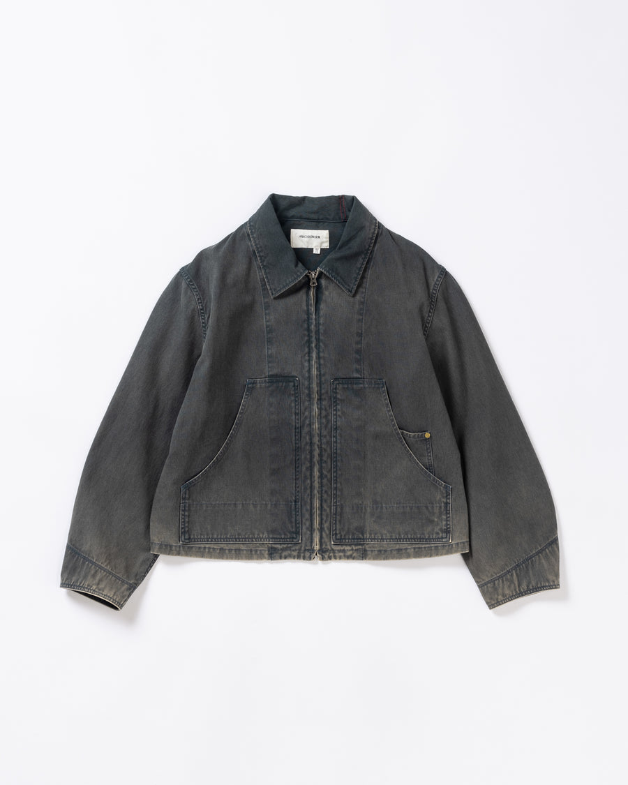 【 商品名：デトロイトダックジャケット 】

本製品は、ゆとりのある身幅とややクロップド丈のシルエットにより、インナーアイテムとのレイヤードを楽しめるようサイズ設計されたブラックカラーのジャケットです。生地には頒布の中でも最も薄手の11号帆布生地を使用しており、強度・耐久性に優れるとともに、着用を重ねるごとにアタリなどの経年変化を味わえる素材が特徴です。また、水や薬品の使用量を抑えながら生地の凹凸部分のアタリを強調し、同時に自然な脱色感を与える特殊エイジング加工を施しています。なお、タンブラー乾燥を行っているため、寸法に多少の誤差が生じる場合がございます。