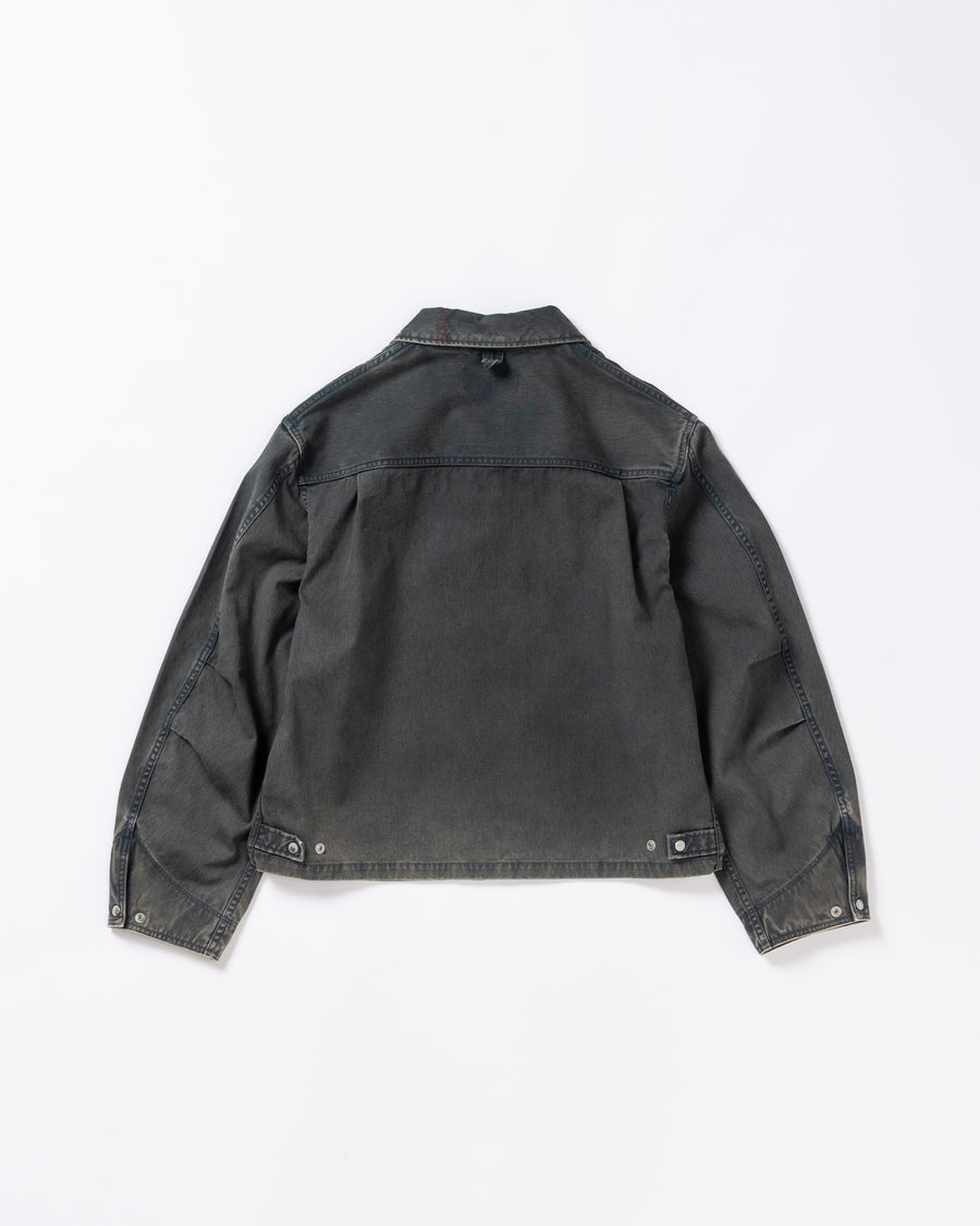 【 商品名：デトロイトダックジャケット 】

本製品は、ゆとりのある身幅とややクロップド丈のシルエットにより、インナーアイテムとのレイヤードを楽しめるようサイズ設計されたブラックカラーのジャケットです。生地には頒布の中でも最も薄手の11号帆布生地を使用しており、強度・耐久性に優れるとともに、着用を重ねるごとにアタリなどの経年変化を味わえる素材が特徴です。また、水や薬品の使用量を抑えながら生地の凹凸部分のアタリを強調し、同時に自然な脱色感を与える特殊エイジング加工を施しています。なお、タンブラー乾燥を行っているため、寸法に多少の誤差が生じる場合がございます。