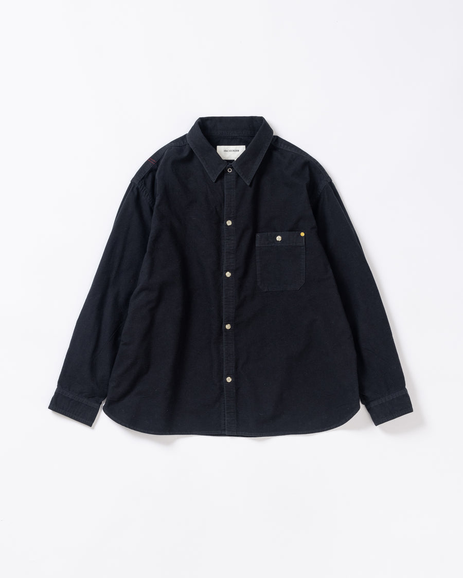 ソフトなタッチのコットンスウェード素材を使用したブラック色のワイドシルエットシャツ