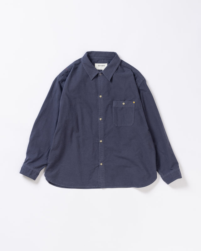 ソフトなタッチのコットンスウェード素材を使用したブルーグレイ色のワイドシルエットシャツ