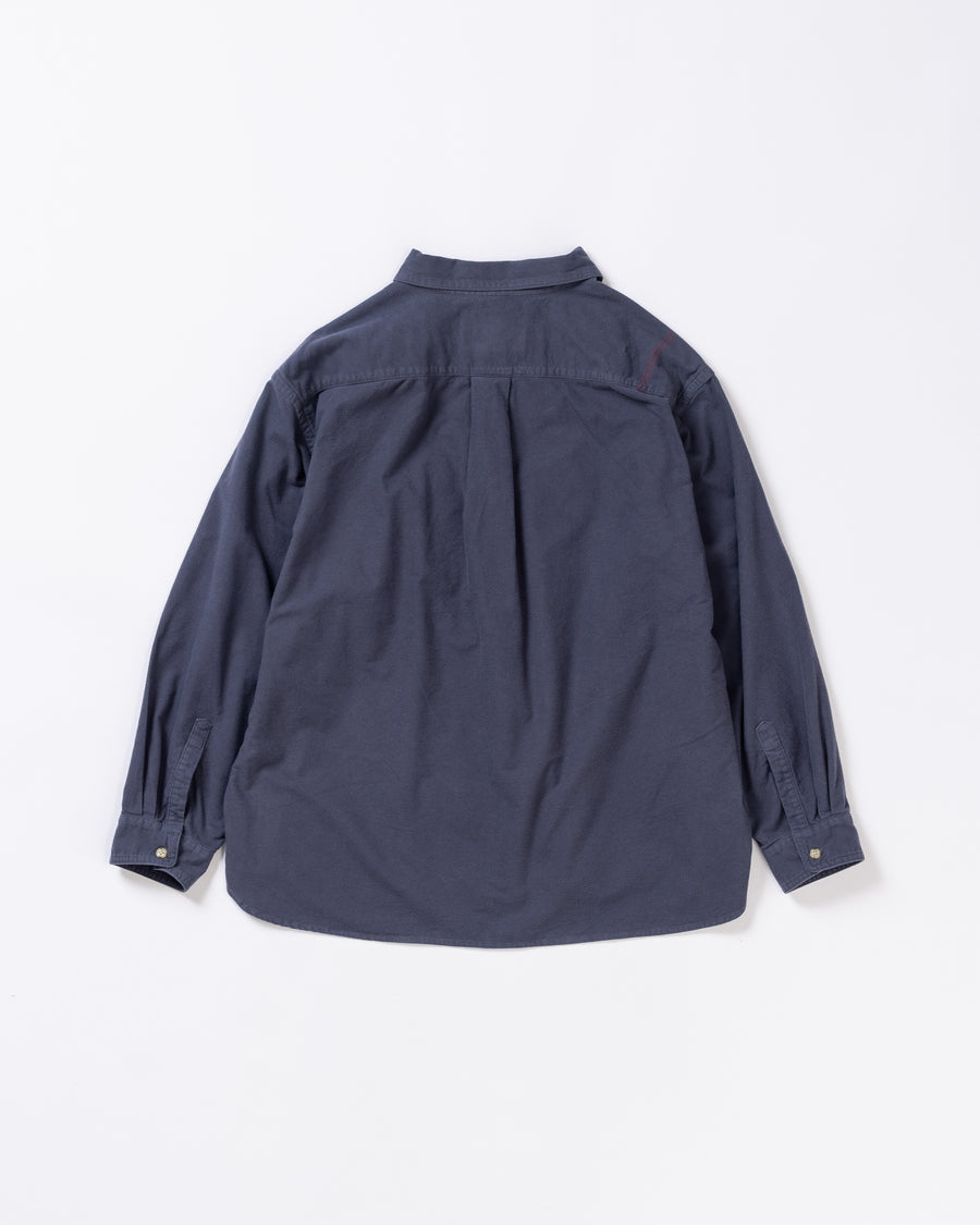 ソフトなタッチのコットンスウェード素材を使用したブルーグレイ色のワイドシルエットシャツ