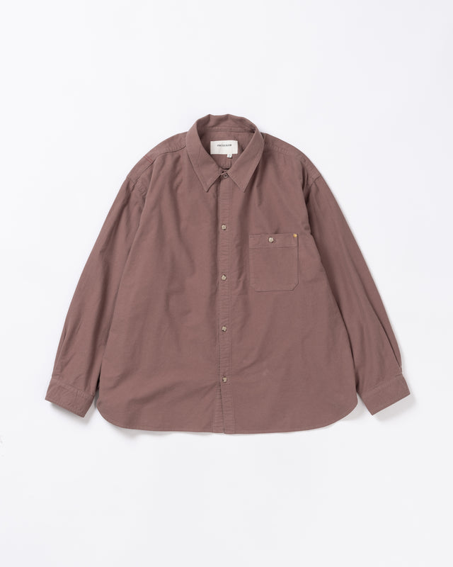 ソフトなタッチのコットンスウェード素材を使用したピンクベージュ色のワイドシルエットシャツ