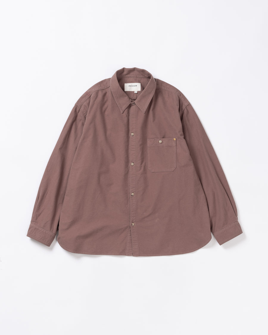 ソフトなタッチのコットンスウェード素材を使用したピンクベージュ色のワイドシルエットシャツ