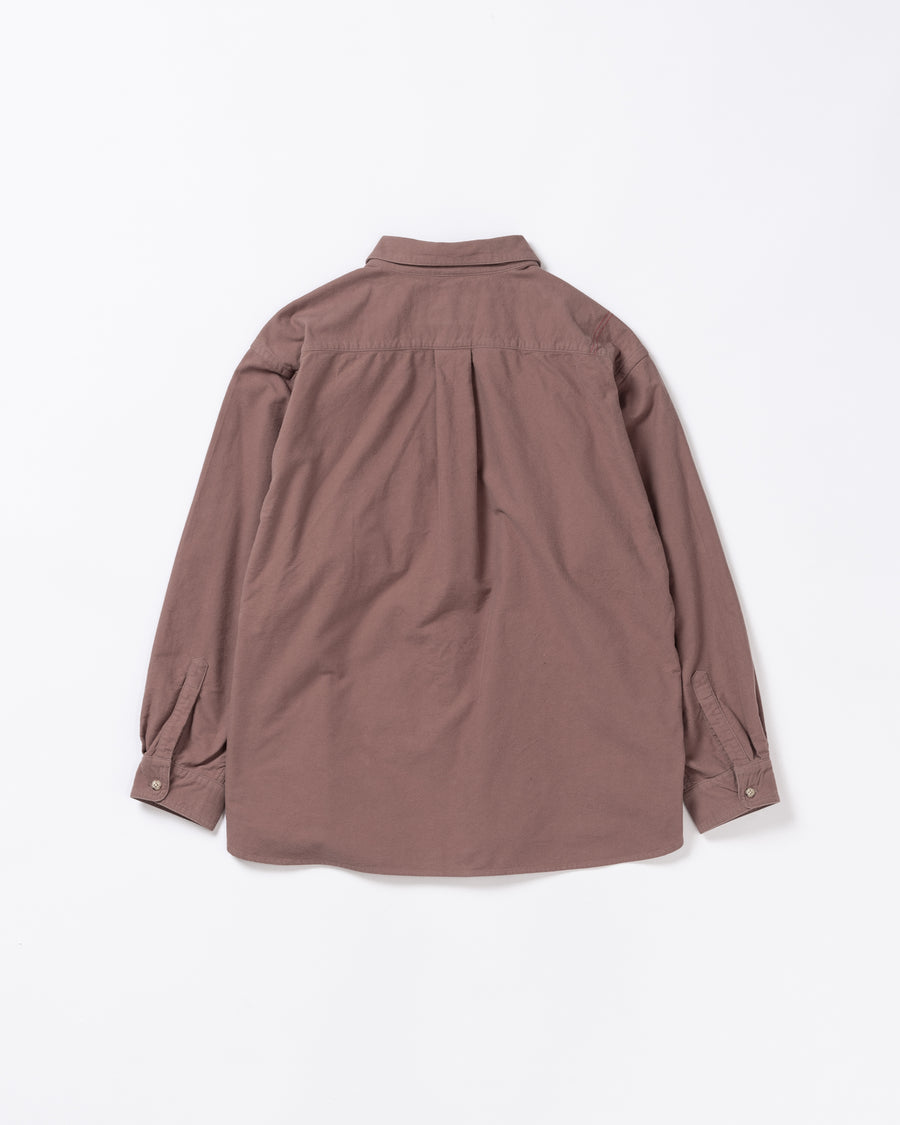 ソフトなタッチのコットンスウェード素材を使用したピンクベージュ色のワイドシルエットシャツ