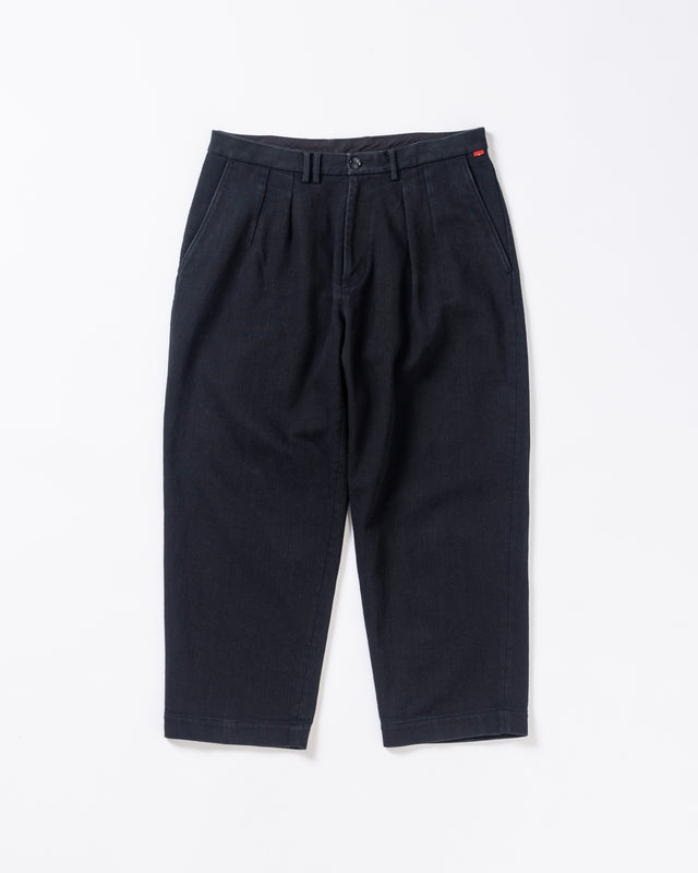 ヘビーピケワイドトラウザーズは、上質で肉厚なピケ素材を使用した、存在感のあるワイドシルエットの一本です。無骨さときれいな落ち感を併せ持ち、幅広いスタイルに馴染みます。生地は13オンスの先染め硫化ピケで、重厚感と柔らかさが特徴です。着用を重ねることで硫化染料特有の経年変化を楽しめ、仕上げにはワンウォッシュ加工を施しています。The Heavy Pique Wide Trousers are crafted from premium, heavyweight pique fabric, delivering a strong presence with a clean, relaxed drape. The 13oz pre-dyed sulfide pique provides both substantial weight and softness, developing a rich patina over time with repeated wear. The trousers are finished with a one-wash treatment for a natural, broken-in