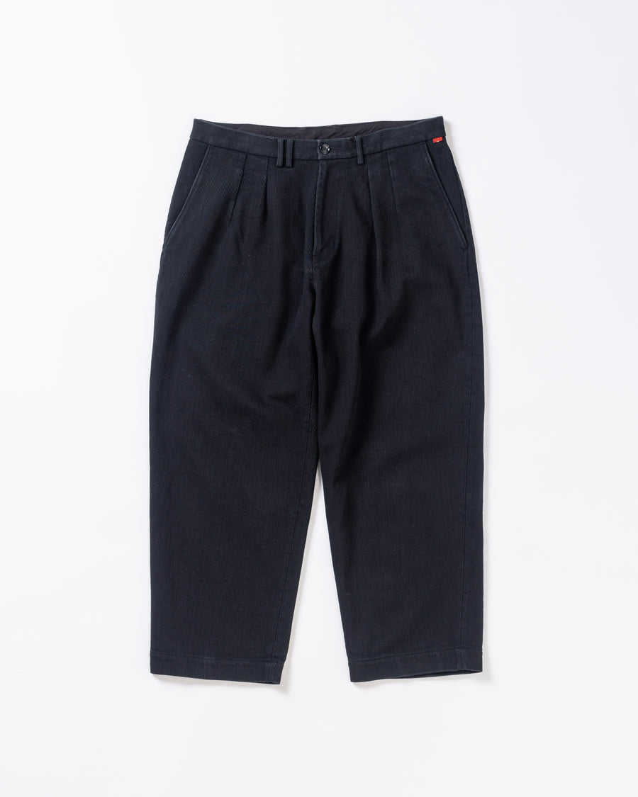 ヘビーピケワイドトラウザーズは、上質で肉厚なピケ素材を使用した、存在感のあるワイドシルエットの一本です。無骨さときれいな落ち感を併せ持ち、幅広いスタイルに馴染みます。生地は13オンスの先染め硫化ピケで、重厚感と柔らかさが特徴です。着用を重ねることで硫化染料特有の経年変化を楽しめ、仕上げにはワンウォッシュ加工を施しています。The Heavy Pique Wide Trousers are crafted from premium, heavyweight pique fabric, delivering a strong presence with a clean, relaxed drape. The 13oz pre-dyed sulfide pique provides both substantial weight and softness, developing a rich patina over time with repeated wear. The trousers are finished with a one-wash treatment for a natural, broken-in