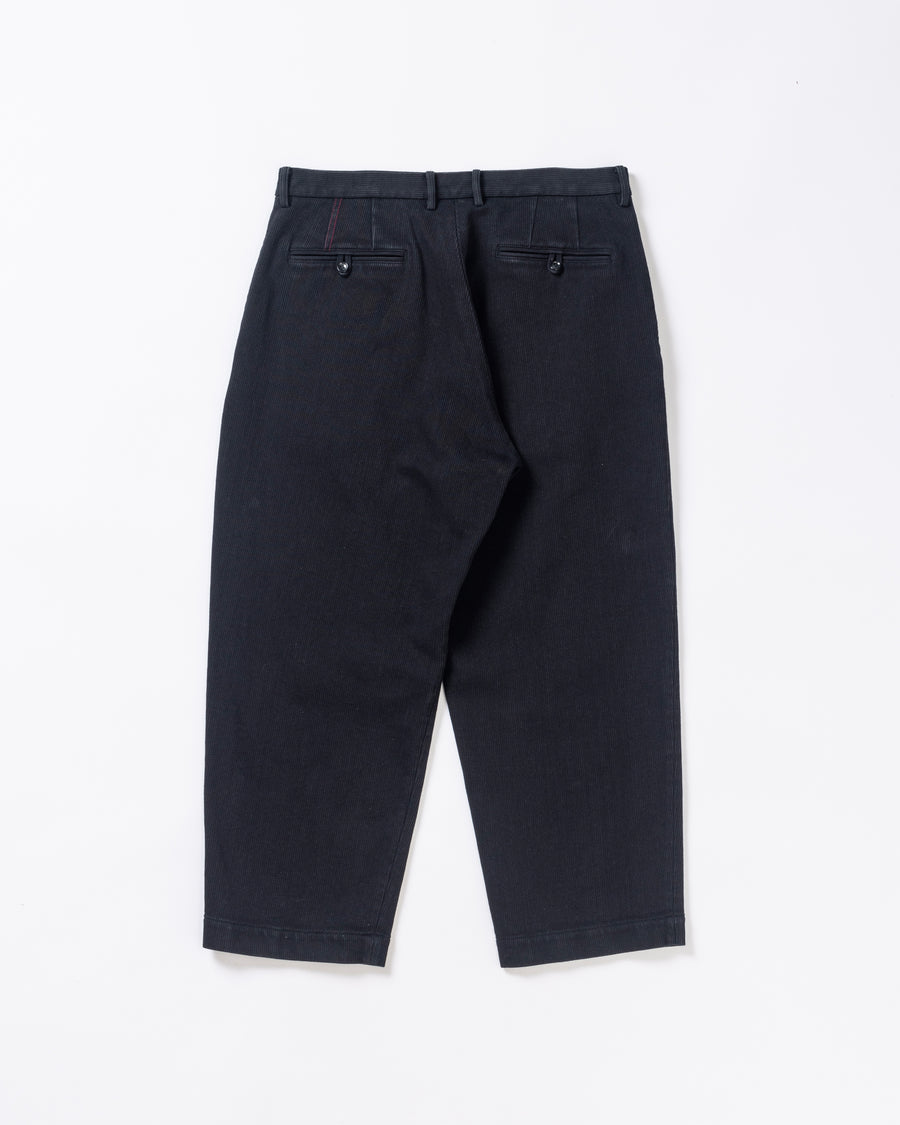 ヘビーピケワイドトラウザーズは、上質で肉厚なピケ素材を使用した、存在感のあるワイドシルエットの一本です。無骨さときれいな落ち感を併せ持ち、幅広いスタイルに馴染みます。生地は13オンスの先染め硫化ピケで、重厚感と柔らかさが特徴です。着用を重ねることで硫化染料特有の経年変化を楽しめ、仕上げにはワンウォッシュ加工を施しています。The Heavy Pique Wide Trousers are crafted from premium, heavyweight pique fabric, delivering a strong presence with a clean, relaxed drape. The 13oz pre-dyed sulfide pique provides both substantial weight and softness, developing a rich patina over time with repeated wear. The trousers are finished with a one-wash treatment for a natural, broken-in