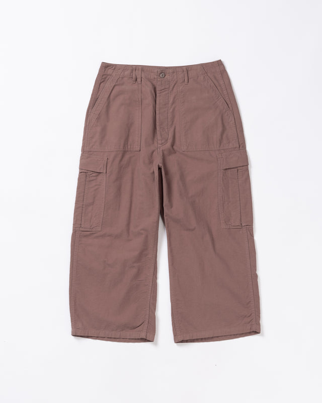 ソフトなタッチのコットンスウェード素材を使用したピンクベージュ色のベイカーカーゴパンツ