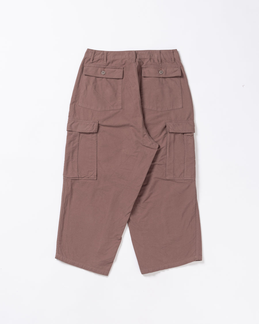 ソフトなタッチのコットンスウェード素材を使用したピンクベージュ色のベイカーカーゴパンツ
