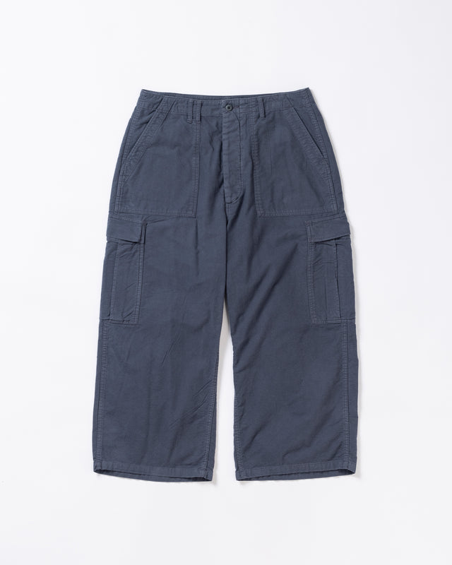 ソフトなタッチのコットンスウェード素材を使用したブルーグレイ色のベイカーカーゴパンツ