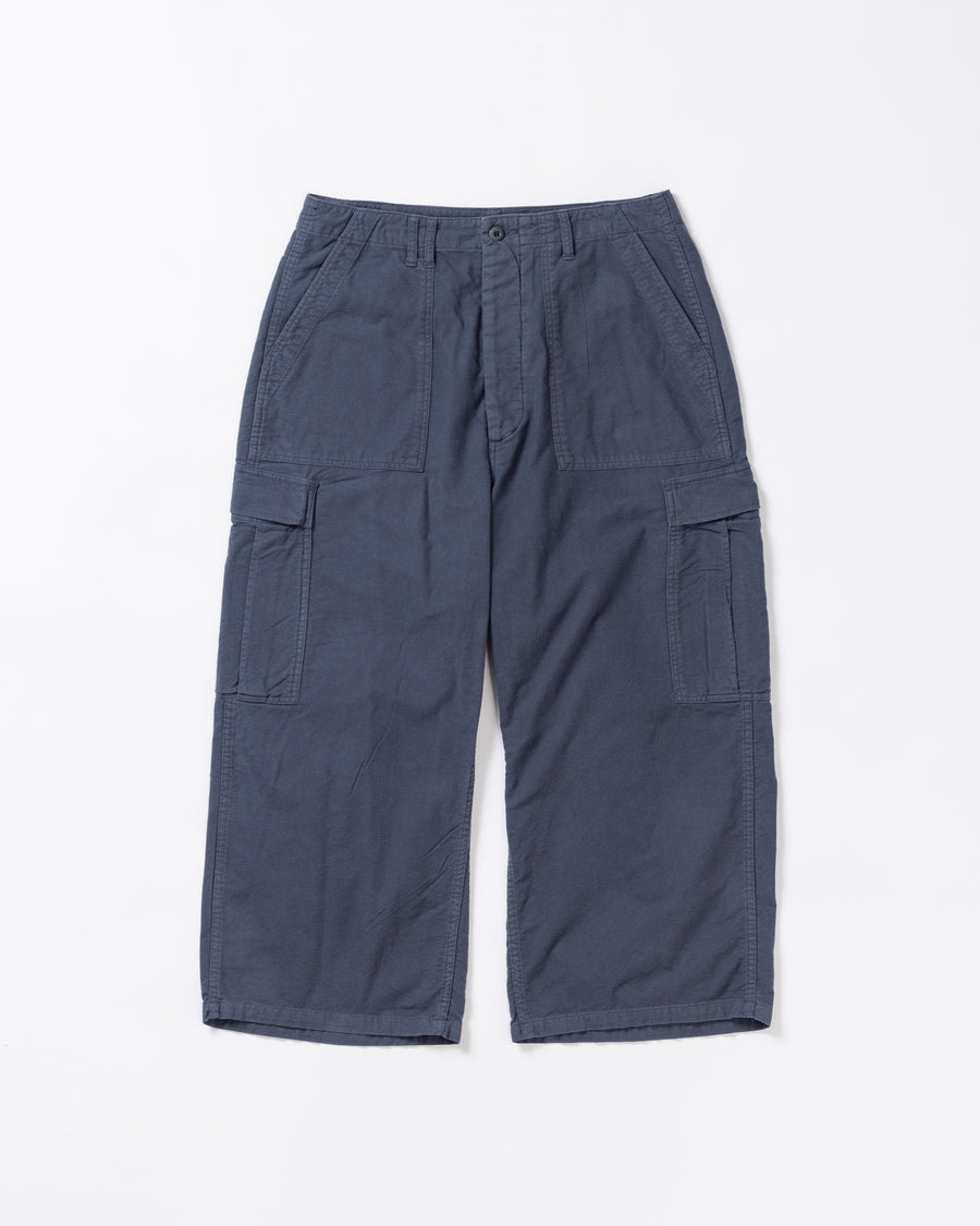ソフトなタッチのコットンスウェード素材を使用したブルーグレイ色のベイカーカーゴパンツ