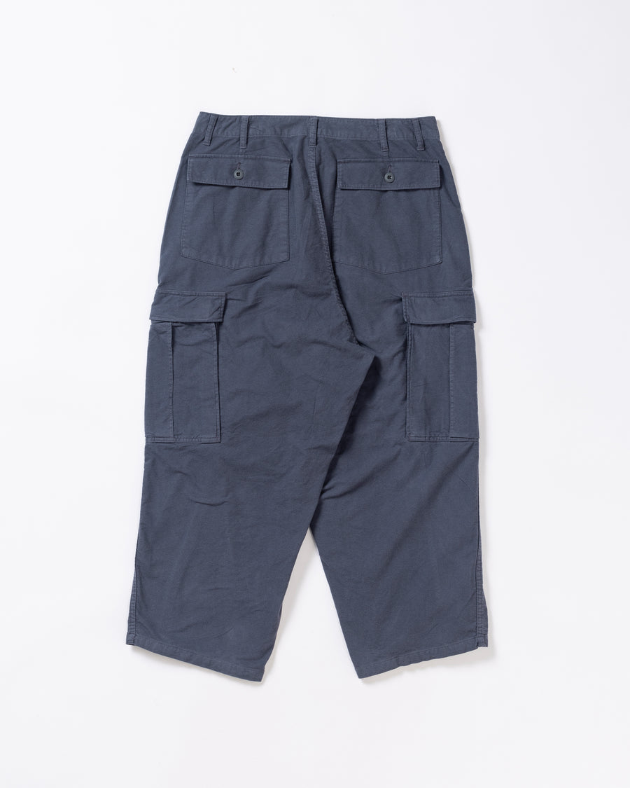 ソフトなタッチのコットンスウェード素材を使用したブルーグレイ色のベイカーカーゴパンツ