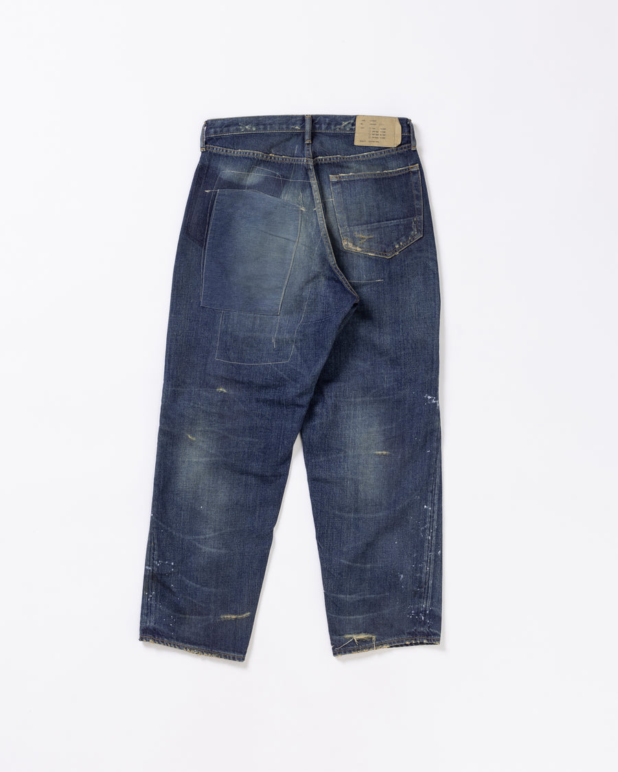 12.5ozデニムを使用したテーパードシルエット。
濃色エイジングとブリーチを組み合わせたハードダメージ加工。
複数の当て布でパッチワークリメイクを施した存在感ある一本です。
A tapered silhouette crafted from 12.5oz denim.
Features heavy damage with dark aging and bleach treatments.
Finished with patchwork-style remake details using multiple fabric patches.