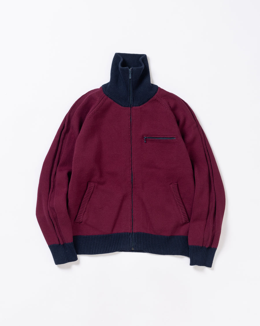 コットンニットを使用したドライバーズニット。
太番手の強撚糸による特殊な天竺編みで、適度なハリと風合いを持たせています。
ゆとりのある身幅ながら、アウターのインナーとしても使いやすいバランスの取れたシルエットに仕上げました。コットン素材のためホームクリーニングも可能です。
カラーは深みのあるバーガンディー。