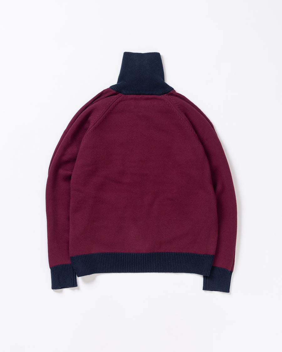 コットンニットを使用したドライバーズニット。
太番手の強撚糸による特殊な天竺編みで、適度なハリと風合いを持たせています。
ゆとりのある身幅ながら、アウターのインナーとしても使いやすいバランスの取れたシルエットに仕上げました。コットン素材のためホームクリーニングも可能です。
カラーは深みのあるバーガンディー。