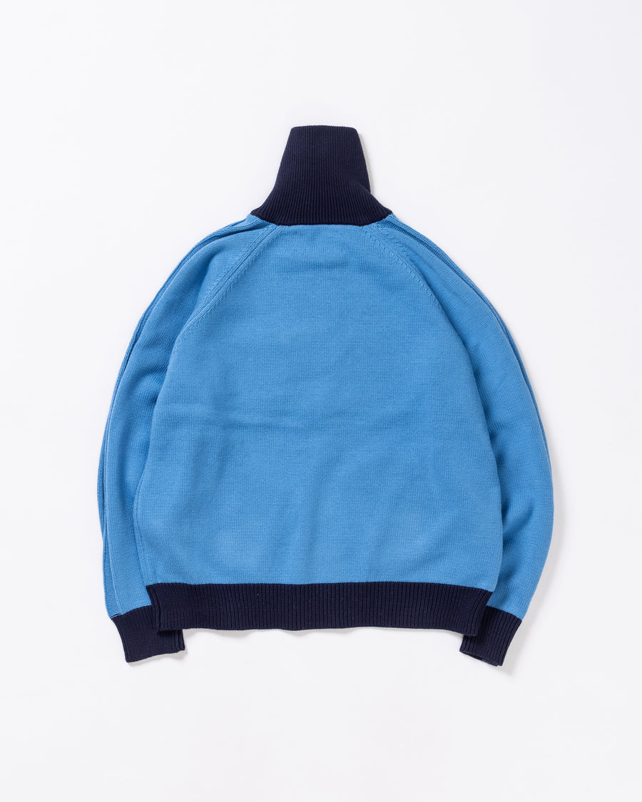 コットンニットを使用したドライバーズニット。
太番手の強撚糸による特殊な天竺編みで、適度なハリと風合いを持たせています。
ゆとりのある身幅ながら、アウターのインナーとしても使いやすいバランスの取れたシルエットに仕上げました。コットン素材のためホームクリーニングも可能です。
カラーは鮮やかなスカイブルー。