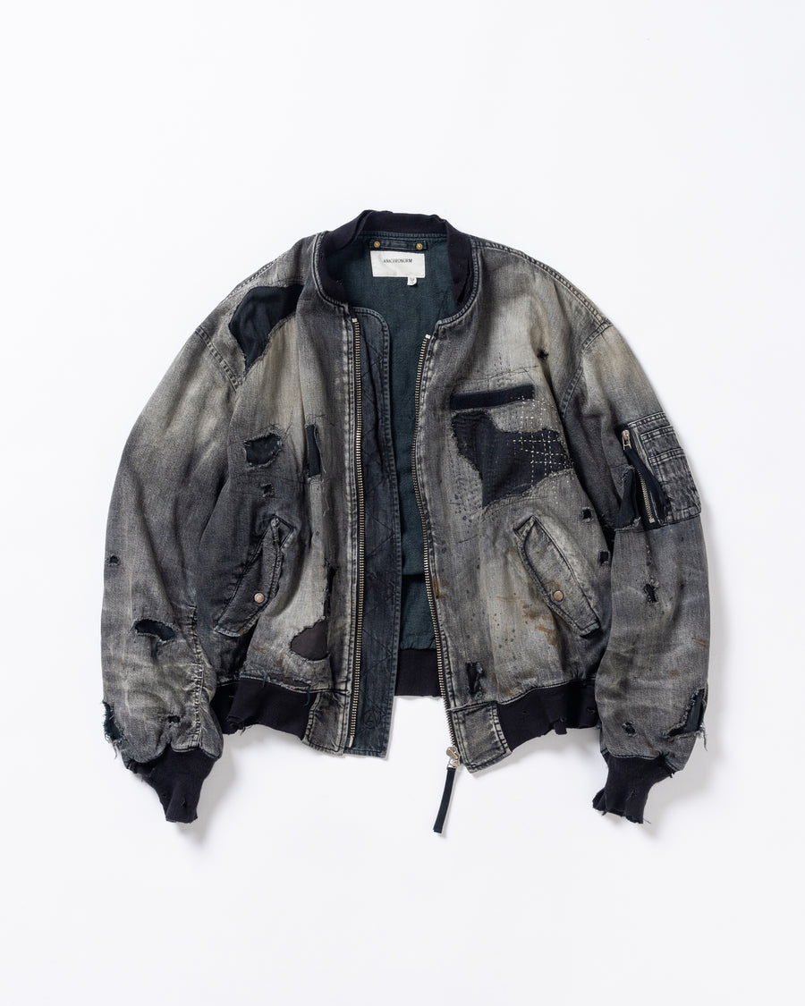 ブランドを象徴するデニムで構築した、MA-1ベースのリメイクジャケット。ライトオンスデニムを二重縫製することで、柔らかさと程よい肉感を実現しています。8ozムラ糸デニムがもつ粗野な表情が、強いヴィンテージ感を演出。全体にエイジングを施したうえで、ハードダメージ加工で仕上げた一着。さらに手作業による多様なステッチ補修を重ね、唯一無二の表情に仕上げています。Crafted from the brand’s signature denim, this MA-1–inspired jacket features a refined and faithful silhouette.Lightweight denim with double stitching creates a soft feel and balanced structure.The 8oz slub denim offers a rugged character that enhances its vintage appeal.An overall aging treatment is followed by a hard damage finis
