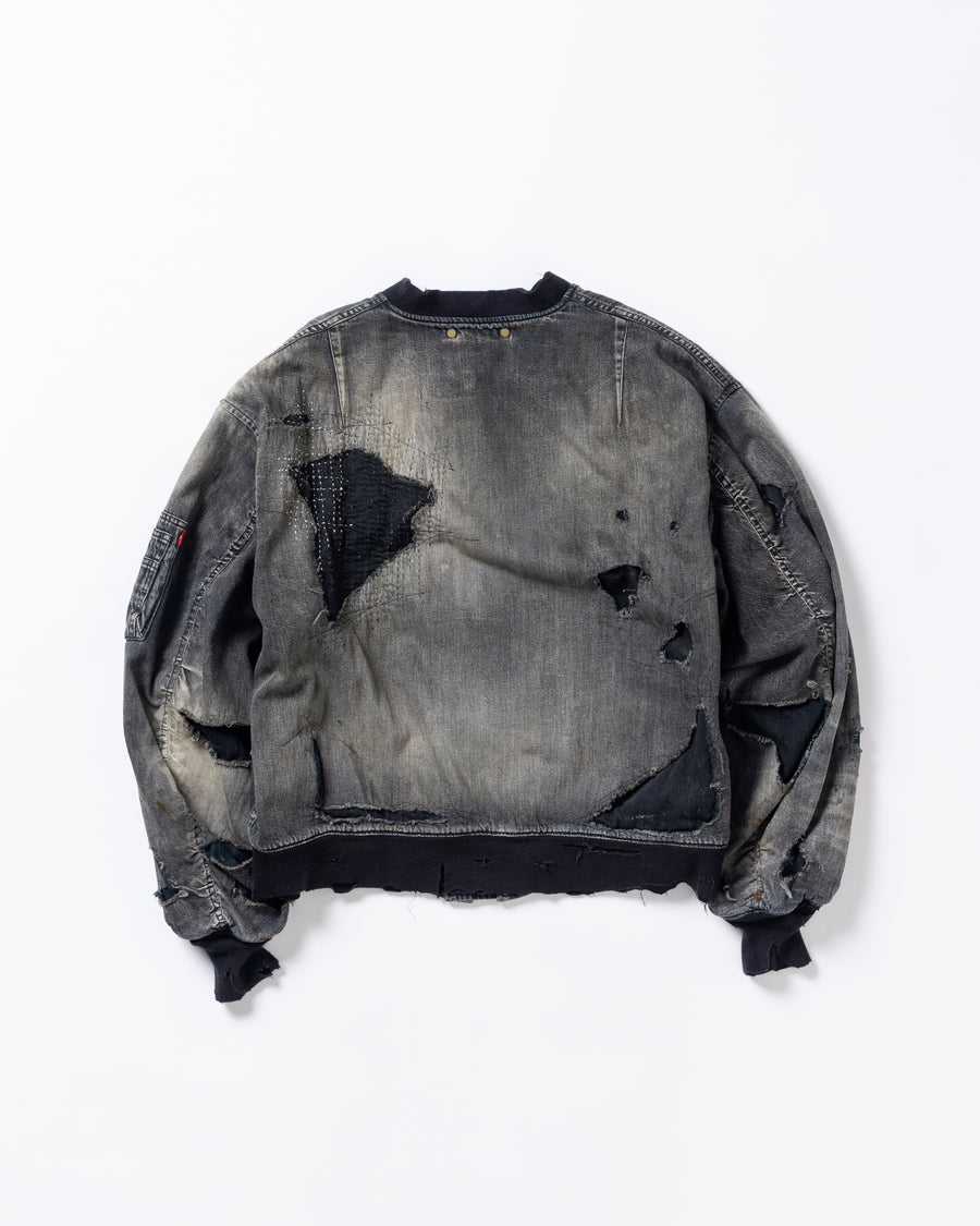 ブランドを象徴するデニムで構築した、MA-1ベースのリメイクジャケット。ライトオンスデニムを二重縫製することで、柔らかさと程よい肉感を実現しています。8ozムラ糸デニムがもつ粗野な表情が、強いヴィンテージ感を演出。全体にエイジングを施したうえで、ハードダメージ加工で仕上げた一着。さらに手作業による多様なステッチ補修を重ね、唯一無二の表情に仕上げています。Crafted from the brand’s signature denim, this MA-1–inspired jacket features a refined and faithful silhouette.Lightweight denim with double stitching creates a soft feel and balanced structure.The 8oz slub denim offers a rugged character that enhances its vintage appeal.An overall aging treatment is followed by a hard damage finis
