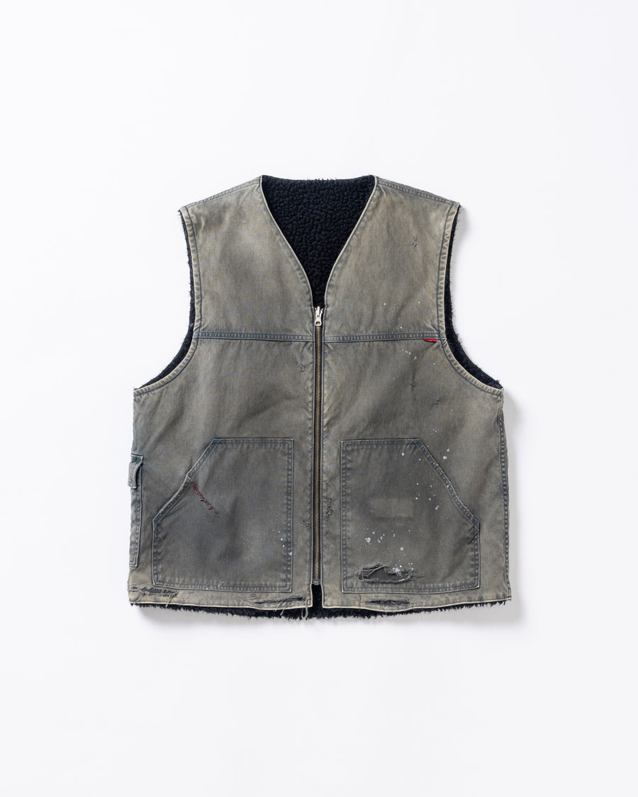 リバーシブルで着用が可能なダック×ボアのワークベスト。
カラーはブラック。
某ワークブランドよりも生地の重量が軽量なのでストレスの少ないライトな着用感も魅力的です。

■表地 : 11号帆布生地
頒布の中で最も薄手の11号を使用しており、強度・耐久性に優れ、着用を重ねるごとにアタリなどの経年変化を感じられる素材です。
■裏地 : シープボア
毛足がありながら、ざらつきが少ないソフトなボア生地です。

■加工 : 特殊エイジング加工/サンフェードダメージ加工
水や薬品の使用量を軽減させながら生地の凹凸部分のアタリを強調させ、同時に脱色させる特殊加工です。
さらにダメージ加工を施しております。