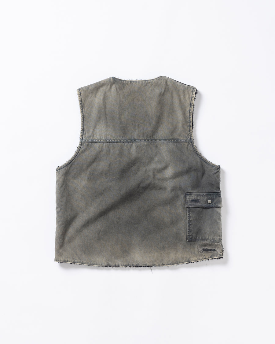 リバーシブルで着用が可能なダック×ボアのワークベスト。
カラーはブラック。
某ワークブランドよりも生地の重量が軽量なのでストレスの少ないライトな着用感も魅力的です。

■表地 : 11号帆布生地
頒布の中で最も薄手の11号を使用しており、強度・耐久性に優れ、着用を重ねるごとにアタリなどの経年変化を感じられる素材です。
■裏地 : シープボア
毛足がありながら、ざらつきが少ないソフトなボア生地です。

■加工 : 特殊エイジング加工/サンフェードダメージ加工
水や薬品の使用量を軽減させながら生地の凹凸部分のアタリを強調させ、同時に脱色させる特殊加工です。
さらにダメージ加工を施しております。