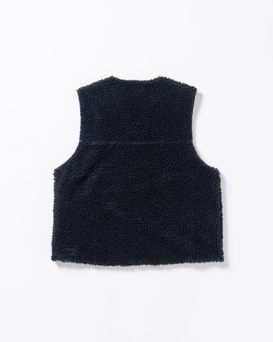 リバーシブルで着用が可能なダック×ボアのワークベスト。
カラーはブラック。
某ワークブランドよりも生地の重量が軽量なのでストレスの少ないライトな着用感も魅力的です。

■表地 : 11号帆布生地
頒布の中で最も薄手の11号を使用しており、強度・耐久性に優れ、着用を重ねるごとにアタリなどの経年変化を感じられる素材です。
■裏地 : シープボア
毛足がありながら、ざらつきが少ないソフトなボア生地です。

■加工 : 特殊エイジング加工/サンフェードダメージ加工
水や薬品の使用量を軽減させながら生地の凹凸部分のアタリを強調させ、同時に脱色させる特殊加工です。
さらにダメージ加工を施しております。