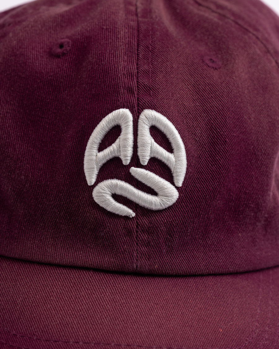 コットンツイル生地を日焼け加工させたえんじ色のキャップ