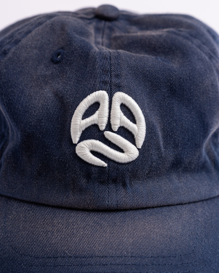 コットンツイル生地を日焼け加工させたネイビー色のキャップ