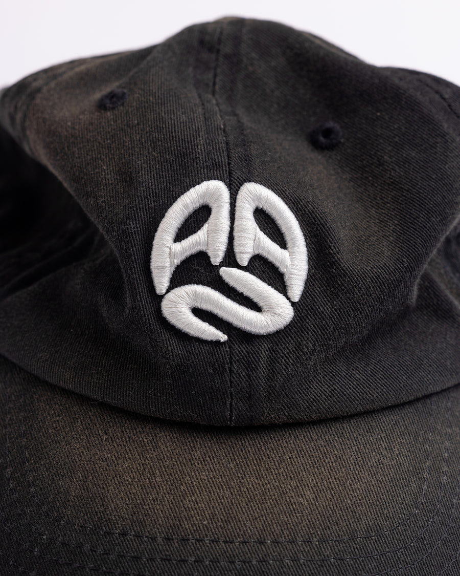 コットンツイル生地を日焼け加工させた黒色のキャップ