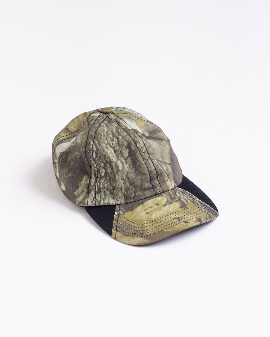 オリジナルリアルツリー生地のキャップに黒色の生地を切り替え配色にしたデザインキャップ