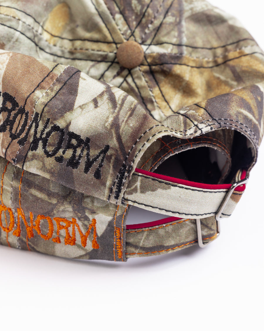 オリジナルリアルツリー生地のキャップに黒色の生地を切り替え配色にしたデザインキャップ