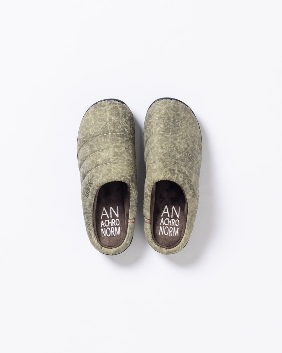 リラックスサンダル〈SUBU〉とのコラボレーションによって生まれた、特別仕様のフットギア。
アッパーにはANACHRONORMが独自の加工を施したナイロンオックスを採用。
染料の濃度や色味を幾度も検証し、洗いをかけることで偶発的なムラや陰影が生まれ、ひとつひとつランダムな表情を持つ一足が完成しました。
ふんわりと包み込む起毛ライニングと4層構造のインソールが、ダウンのようなぬくもりと心地よい弾力を生み出します。
SUBUの機能性にANACHRONORMのクラフト感が融合した、冬の定番を新たに更新する一足です。
カラーはベージュ。