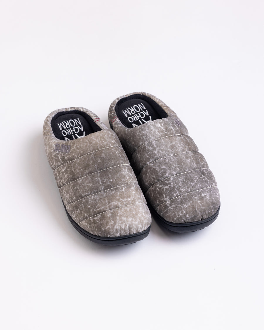 リラックスサンダル〈SUBU〉とのコラボレーションによって生まれた、特別仕様のフットギア。
アッパーにはANACHRONORMが独自の加工を施したナイロンオックスを採用。
染料の濃度や色味を幾度も検証し、洗いをかけることで偶発的なムラや陰影が生まれ、ひとつひとつランダムな表情を持つ一足が完成しました。
ふんわりと包み込む起毛ライニングと4層構造のインソールが、ダウンのようなぬくもりと心地よい弾力を生み出します。
SUBUの機能性にANACHRONORMのクラフト感が融合した、冬の定番を新たに更新する一足です。
カラーはホワイト。