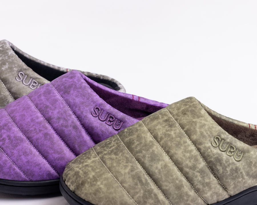 リラックスサンダル〈SUBU〉とのコラボレーションによって生まれた、特別仕様のフットギア。
アッパーにはANACHRONORMが独自の加工を施したナイロンオックスを採用。
染料の濃度や色味を幾度も検証し、洗いをかけることで偶発的なムラや陰影が生まれ、ひとつひとつランダムな表情を持つ一足が完成しました。
ふんわりと包み込む起毛ライニングと4層構造のインソールが、ダウンのようなぬくもりと心地よい弾力を生み出します。
SUBUの機能性にANACHRONORMのクラフト感が融合した、冬の定番を新たに更新する一足です。
カラーはベージュ。